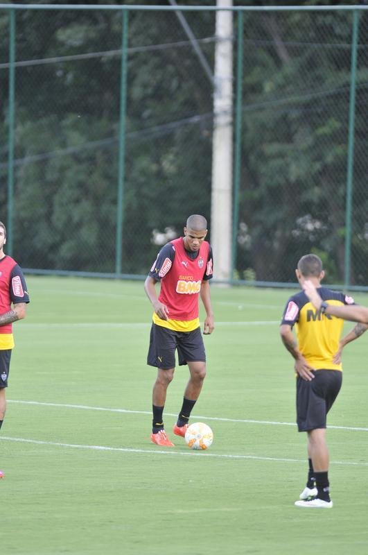 Levir Culpi dividiu o campo principal da Cidade do Galo em dois, mas o time titular no sofreu alteraes em relao ao jogo de sbado, contra o Mamor