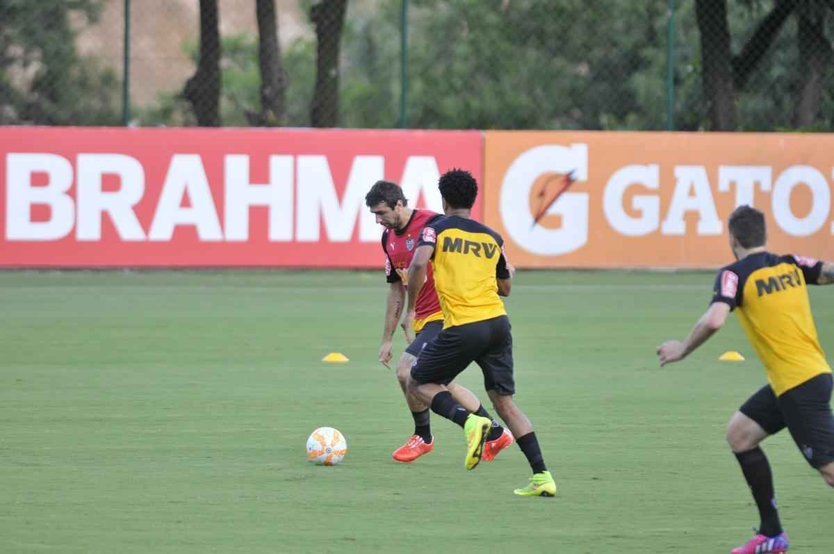 Levir Culpi dividiu o campo principal da Cidade do Galo em dois, mas o time titular no sofreu alteraes em relao ao jogo de sbado, contra o Mamor