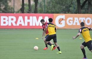 Levir Culpi dividiu o campo principal da Cidade do Galo em dois, mas o time titular no sofreu alteraes em relao ao jogo de sbado, contra o Mamor