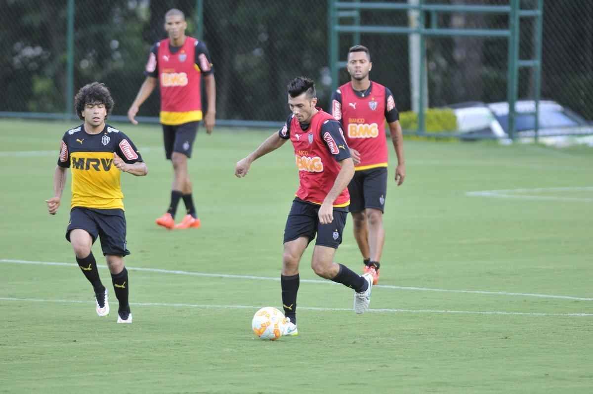 Levir Culpi dividiu o campo principal da Cidade do Galo em dois, mas o time titular no sofreu alteraes em relao ao jogo de sbado, contra o Mamor