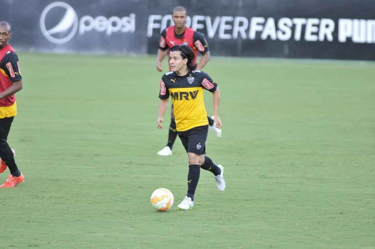 Levir Culpi dividiu o campo principal da Cidade do Galo em dois, mas o time titular no sofreu alteraes em relao ao jogo de sbado, contra o Mamor