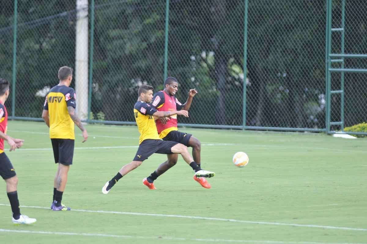 Levir Culpi dividiu o campo principal da Cidade do Galo em dois, mas o time titular no sofreu alteraes em relao ao jogo de sbado, contra o Mamor