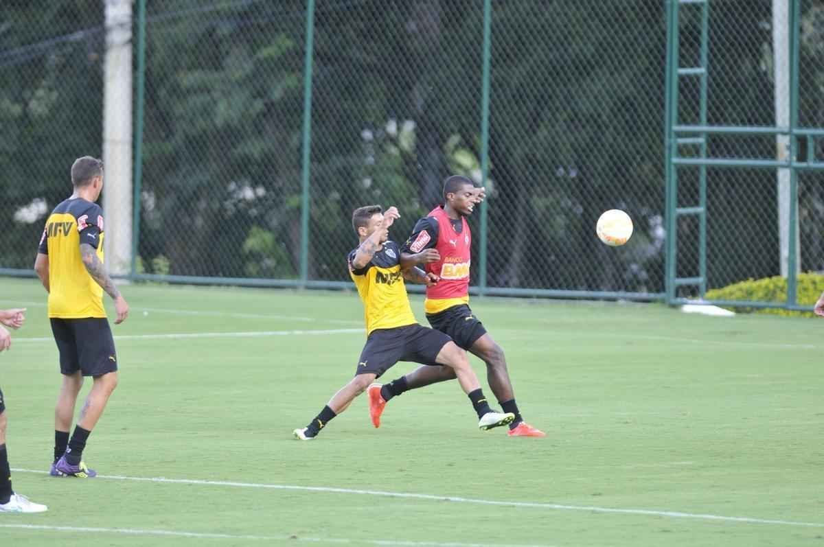 Levir Culpi dividiu o campo principal da Cidade do Galo em dois, mas o time titular no sofreu alteraes em relao ao jogo de sbado, contra o Mamor