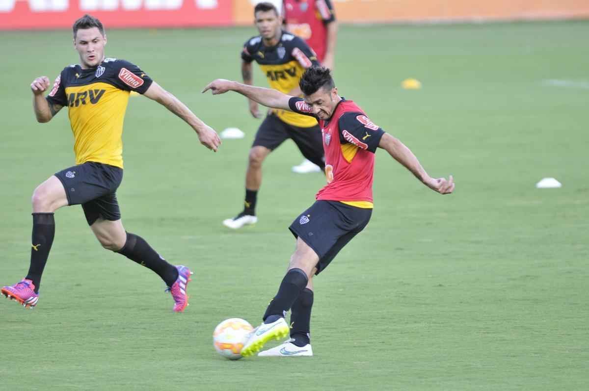 Levir Culpi dividiu o campo principal da Cidade do Galo em dois, mas o time titular no sofreu alteraes em relao ao jogo de sbado, contra o Mamor