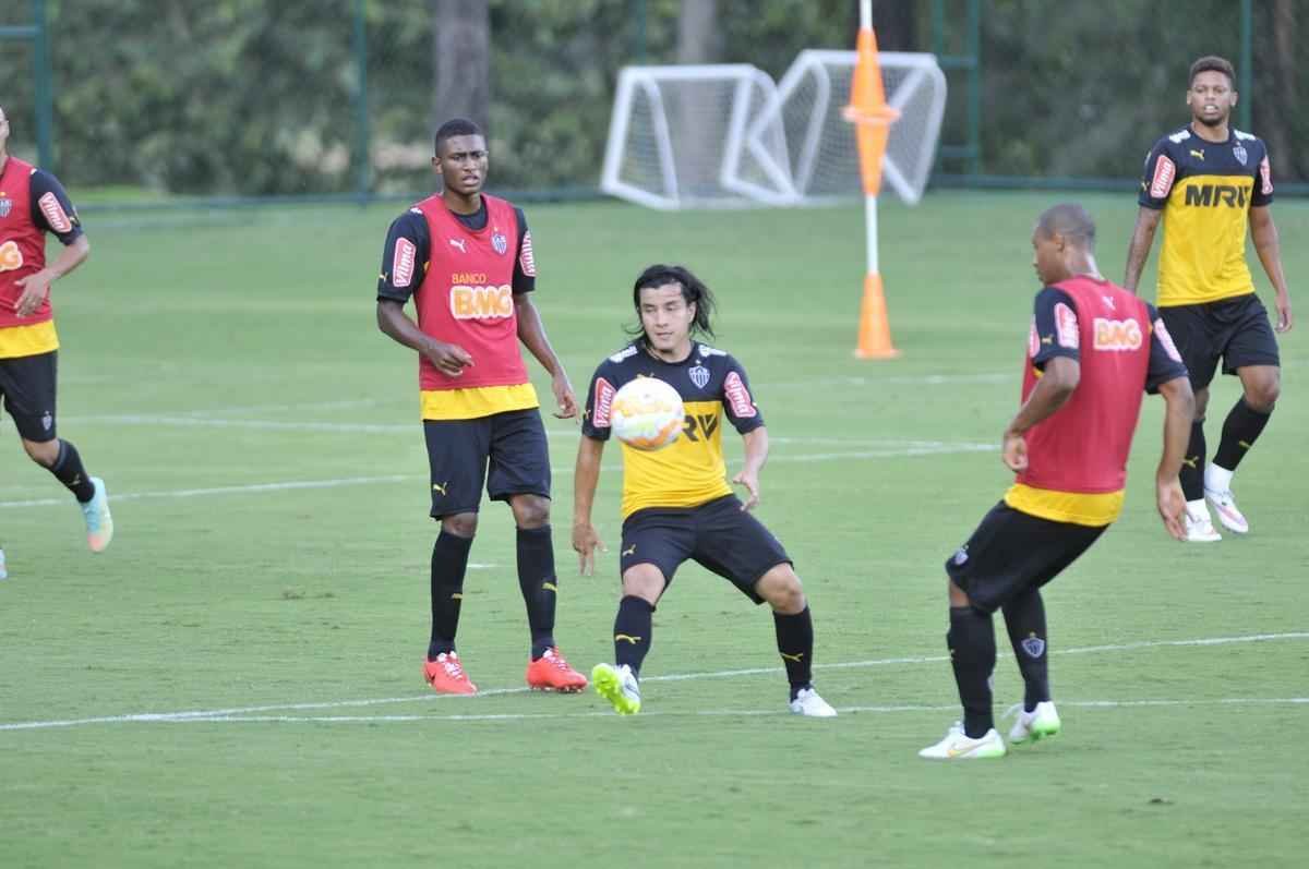 Levir Culpi dividiu o campo principal da Cidade do Galo em dois, mas o time titular no sofreu alteraes em relao ao jogo de sbado, contra o Mamor
