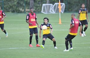 Levir Culpi dividiu o campo principal da Cidade do Galo em dois, mas o time titular no sofreu alteraes em relao ao jogo de sbado, contra o Mamor