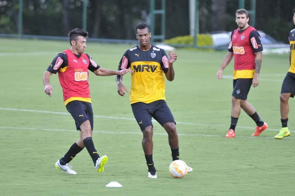 Levir Culpi dividiu o campo principal da Cidade do Galo em dois, mas o time titular no sofreu alteraes em relao ao jogo de sbado, contra o Mamor