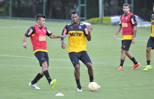 Levir Culpi dividiu o campo principal da Cidade do Galo em dois, mas o time titular no sofreu alteraes em relao ao jogo de sbado, contra o Mamor