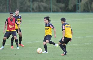 Levir Culpi dividiu o campo principal da Cidade do Galo em dois, mas o time titular no sofreu alteraes em relao ao jogo de sbado, contra o Mamor