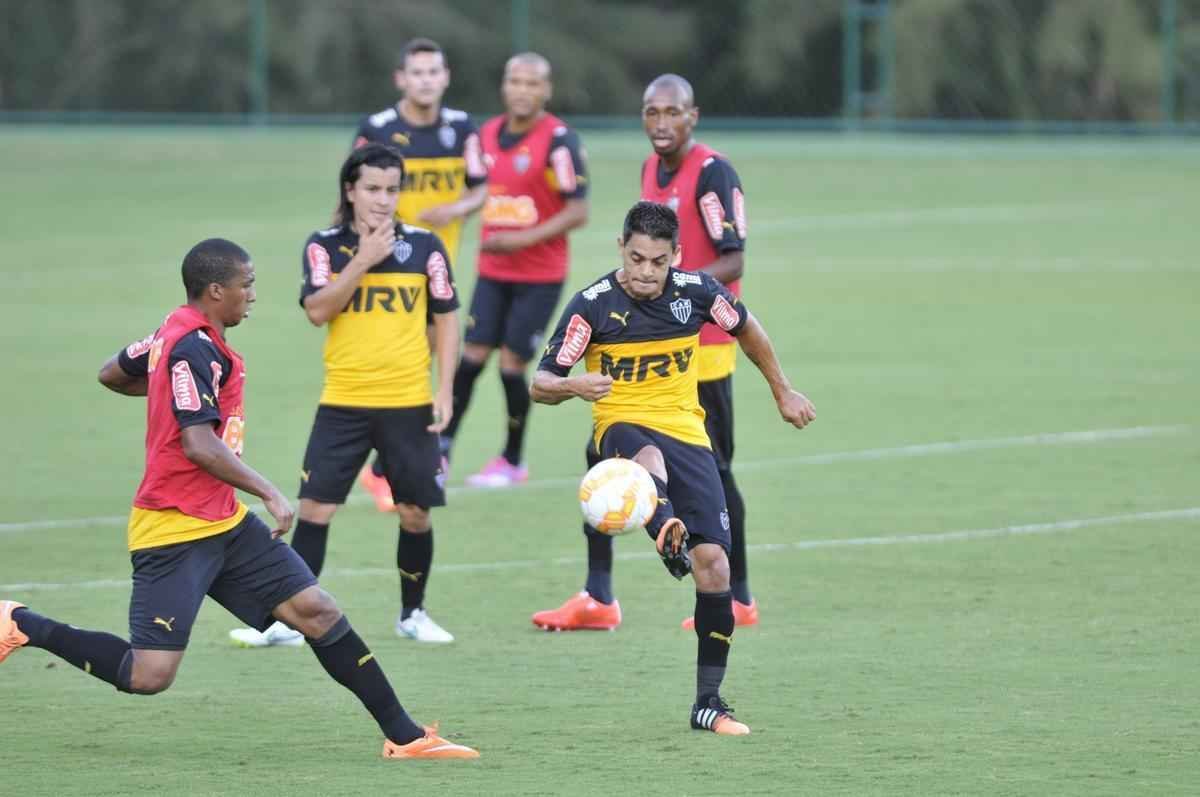 Levir Culpi dividiu o campo principal da Cidade do Galo em dois, mas o time titular no sofreu alteraes em relao ao jogo de sbado, contra o Mamor