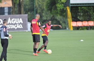 Levir Culpi dividiu o campo principal da Cidade do Galo em dois, mas o time titular no sofreu alteraes em relao ao jogo de sbado, contra o Mamor