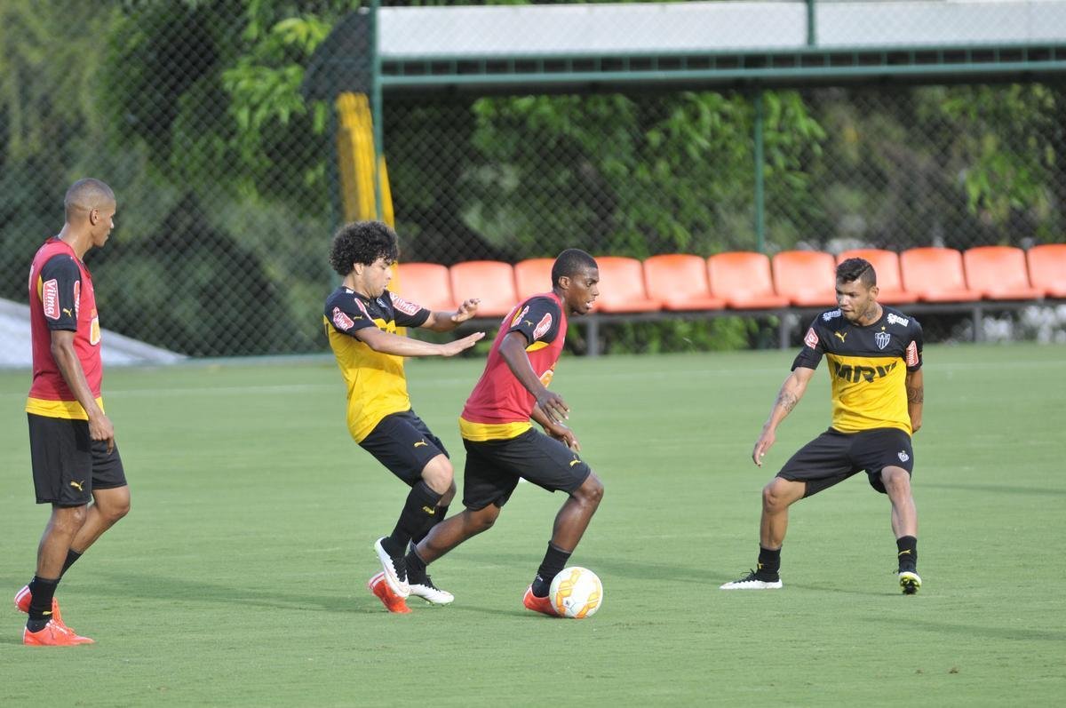 Levir Culpi dividiu o campo principal da Cidade do Galo em dois, mas o time titular no sofreu alteraes em relao ao jogo de sbado, contra o Mamor