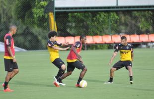 Levir Culpi dividiu o campo principal da Cidade do Galo em dois, mas o time titular no sofreu alteraes em relao ao jogo de sbado, contra o Mamor