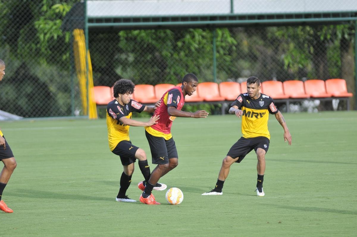 Levir Culpi dividiu o campo principal da Cidade do Galo em dois, mas o time titular no sofreu alteraes em relao ao jogo de sbado, contra o Mamor
