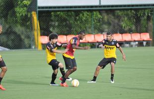 Levir Culpi dividiu o campo principal da Cidade do Galo em dois, mas o time titular no sofreu alteraes em relao ao jogo de sbado, contra o Mamor