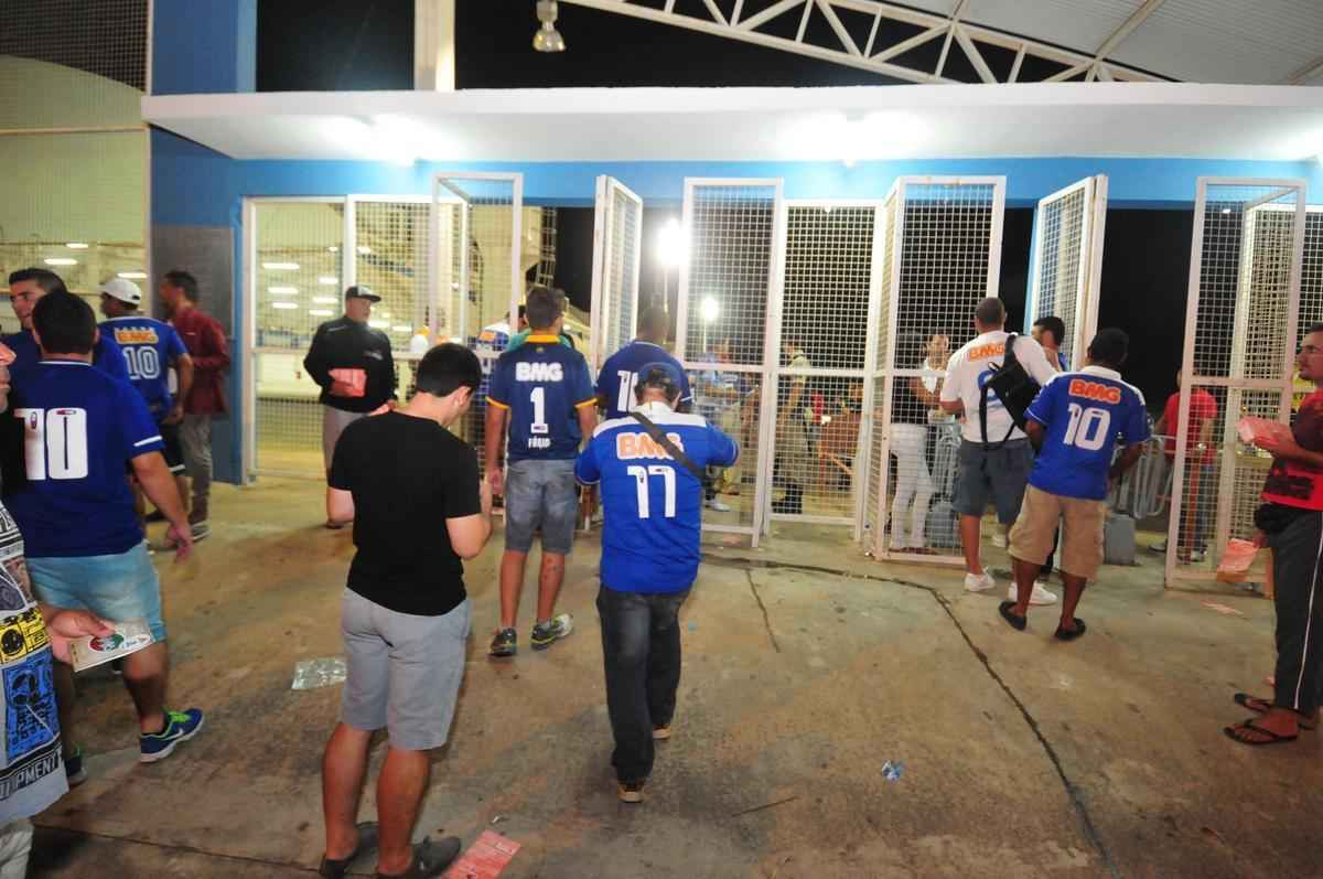 Arena do Calado, em Nova Serrana, recebeu duelo entre Bugre e Raposa, pela terceira rodada do Estadual