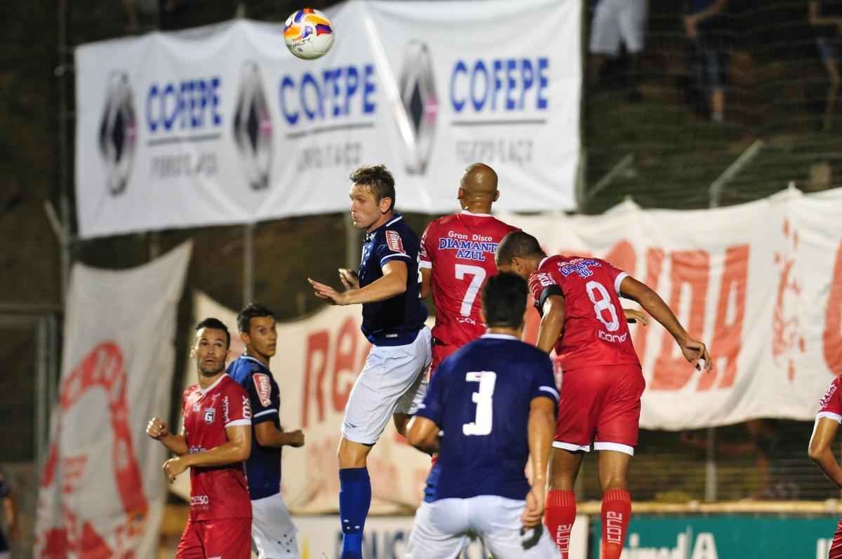Arena do Calado, em Nova Serrana, recebeu duelo entre Bugre e Raposa, pela terceira rodada do Estadual