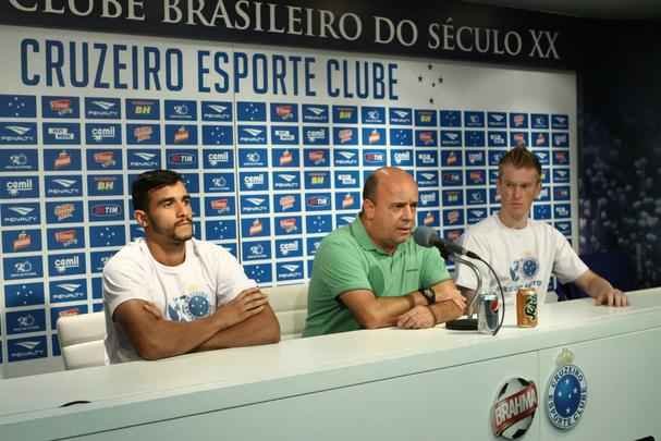 Atacante Henrique e zagueiro Douglas Grolli durante apresentao na Toca da Raposa II