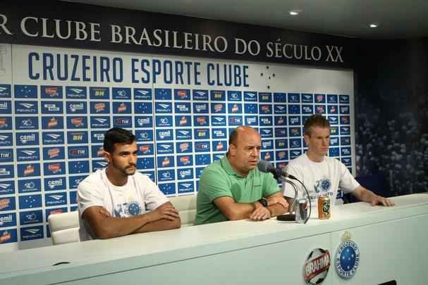 Atacante Henrique e zagueiro Douglas Grolli durante apresentao na Toca da Raposa II