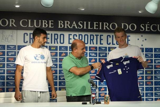 Atacante Henrique e zagueiro Douglas Grolli durante apresentao na Toca da Raposa II