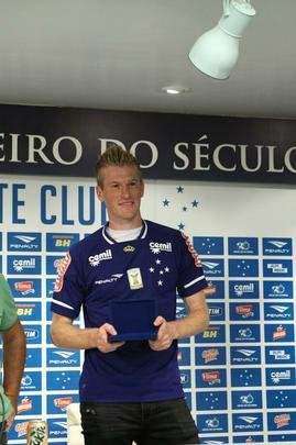 Atacante Henrique e zagueiro Douglas Grolli durante apresentao na Toca da Raposa II