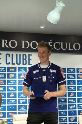 Atacante Henrique e zagueiro Douglas Grolli durante apresentao na Toca da Raposa II