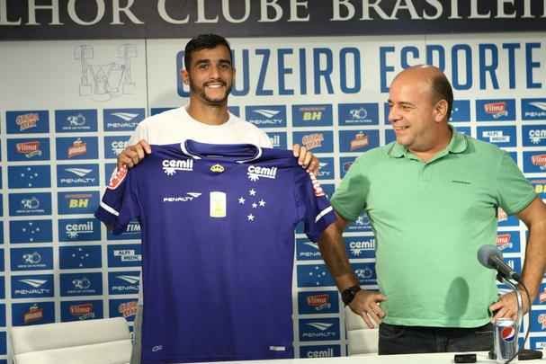 Atacante Henrique e zagueiro Douglas Grolli durante apresentao na Toca da Raposa II