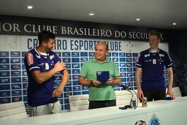 Atacante Henrique e zagueiro Douglas Grolli durante apresentao na Toca da Raposa II