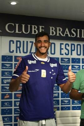 Atacante Henrique e zagueiro Douglas Grolli durante apresentao na Toca da Raposa II
