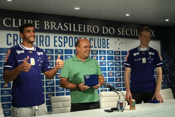Atacante Henrique e zagueiro Douglas Grolli durante apresentao na Toca da Raposa II