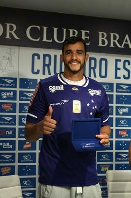 Atacante Henrique e zagueiro Douglas Grolli durante apresentao na Toca da Raposa II