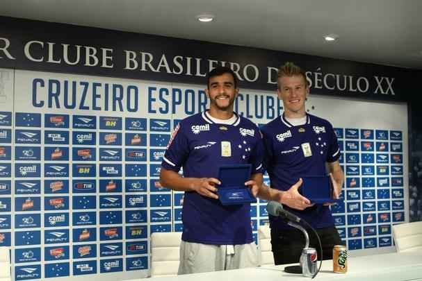Atacante Henrique e zagueiro Douglas Grolli durante apresentao na Toca da Raposa II