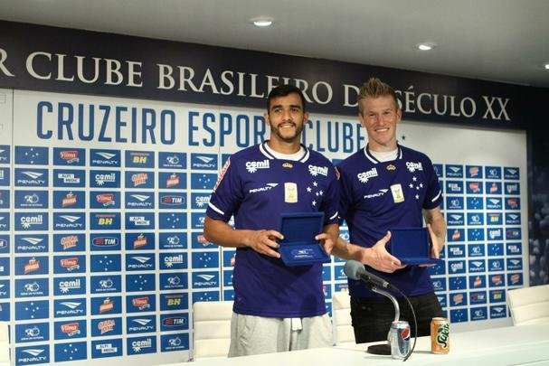 Atacante Henrique e zagueiro Douglas Grolli durante apresentao na Toca da Raposa II