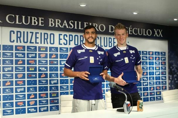Atacante Henrique e zagueiro Douglas Grolli durante apresentao na Toca da Raposa II