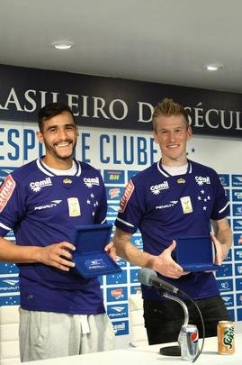 Atacante Henrique e zagueiro Douglas Grolli durante apresentao na Toca da Raposa II