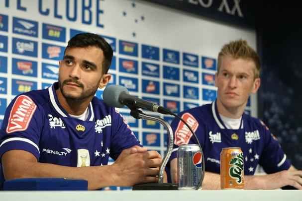 Atacante Henrique e zagueiro Douglas Grolli durante apresentao na Toca da Raposa II