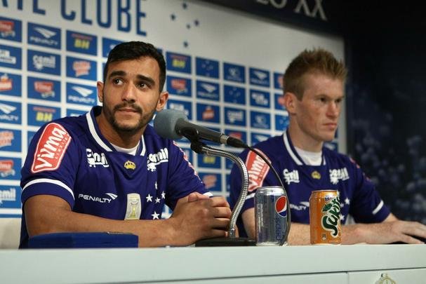 Atacante Henrique e zagueiro Douglas Grolli durante apresentao na Toca da Raposa II