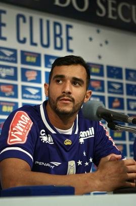 Atacante Henrique e zagueiro Douglas Grolli durante apresentao na Toca da Raposa II