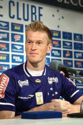 Atacante Henrique e zagueiro Douglas Grolli durante apresentao na Toca da Raposa II