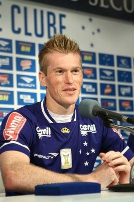 Atacante Henrique e zagueiro Douglas Grolli durante apresentao na Toca da Raposa II