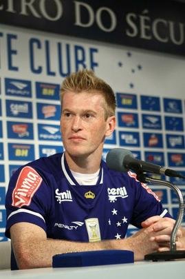 Atacante Henrique e zagueiro Douglas Grolli durante apresentao na Toca da Raposa II