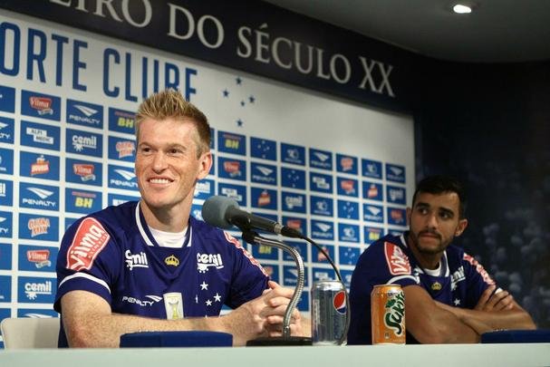 Atacante Henrique e zagueiro Douglas Grolli durante apresentao na Toca da Raposa II