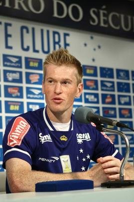 Atacante Henrique e zagueiro Douglas Grolli durante apresentao na Toca da Raposa II