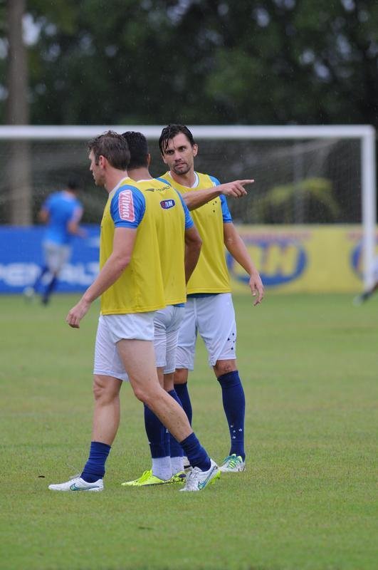 No treinamento desta quarta-feira, na Toca II, o time titular do Cruzeiro foi formado por Rafael, Fabiano, Leo, Paulo Andr e Mena; Henrique e Willian Farias; Marquinhos, De Arrascaeta e Willian; Leandro Damio