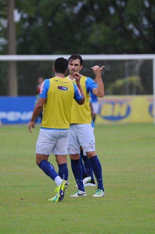No treinamento desta quarta-feira, na Toca II, o time titular do Cruzeiro foi formado por Rafael, Fabiano, Leo, Paulo Andr e Mena; Henrique e Willian Farias; Marquinhos, De Arrascaeta e Willian; Leandro Damio