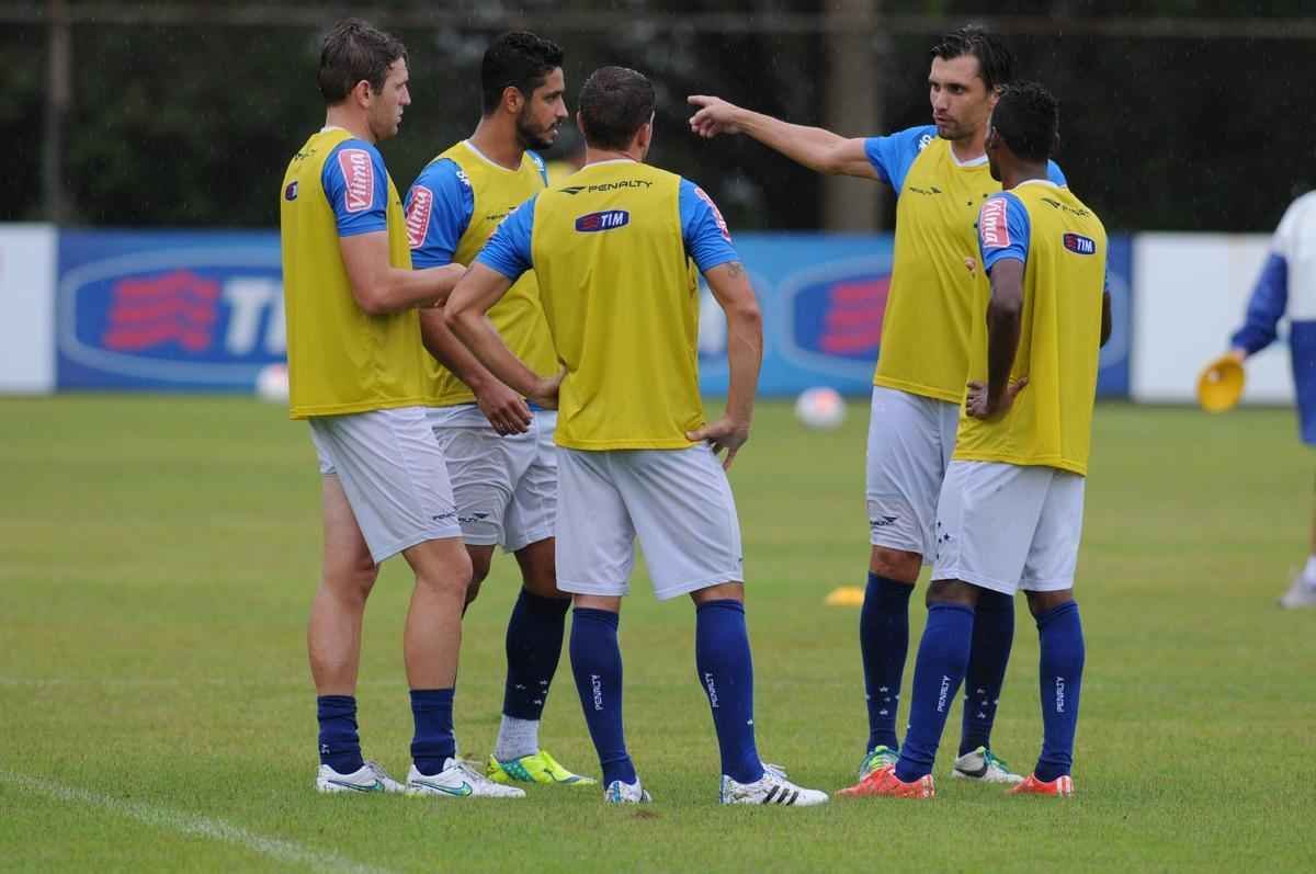 No treinamento desta quarta-feira, na Toca II, o time titular do Cruzeiro foi formado por Rafael, Fabiano, Leo, Paulo Andr e Mena; Henrique e Willian Farias; Marquinhos, De Arrascaeta e Willian; Leandro Damio