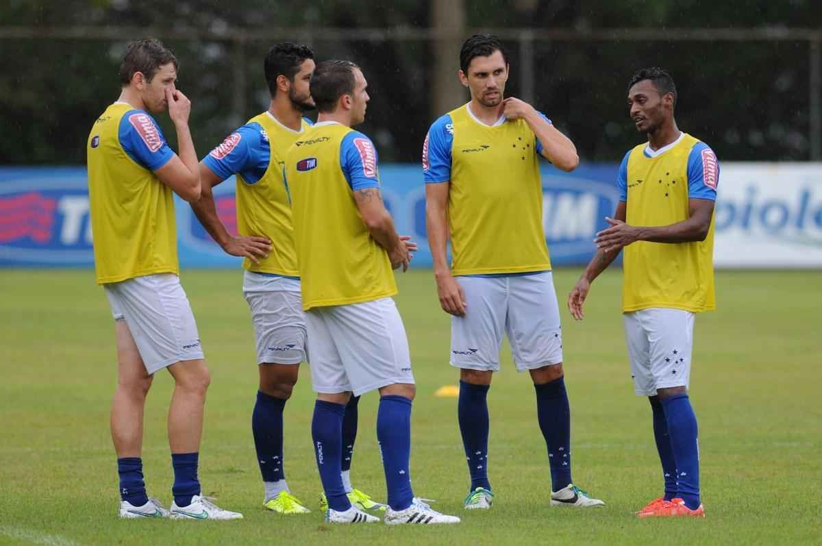 No treinamento desta quarta-feira, na Toca II, o time titular do Cruzeiro foi formado por Rafael, Fabiano, Leo, Paulo Andr e Mena; Henrique e Willian Farias; Marquinhos, De Arrascaeta e Willian; Leandro Damio