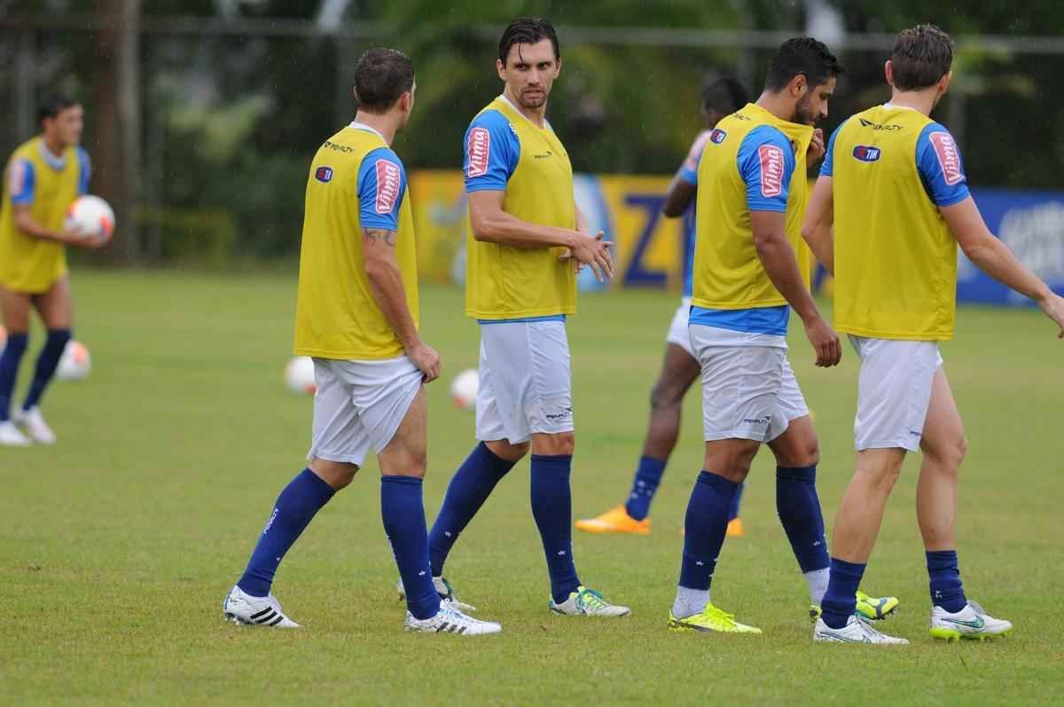 No treinamento desta quarta-feira, na Toca II, o time titular do Cruzeiro foi formado por Rafael, Fabiano, Leo, Paulo Andr e Mena; Henrique e Willian Farias; Marquinhos, De Arrascaeta e Willian; Leandro Damio