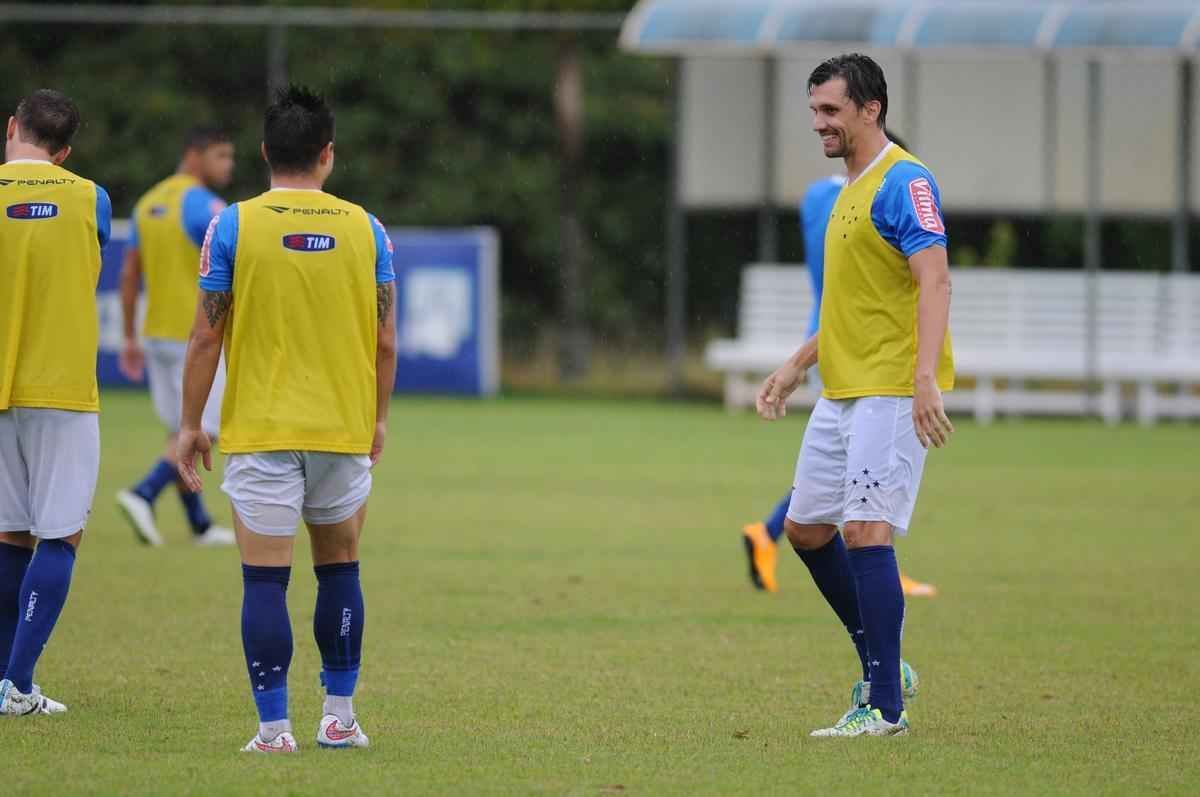 No treinamento desta quarta-feira, na Toca II, o time titular do Cruzeiro foi formado por Rafael, Fabiano, Leo, Paulo Andr e Mena; Henrique e Willian Farias; Marquinhos, De Arrascaeta e Willian; Leandro Damio