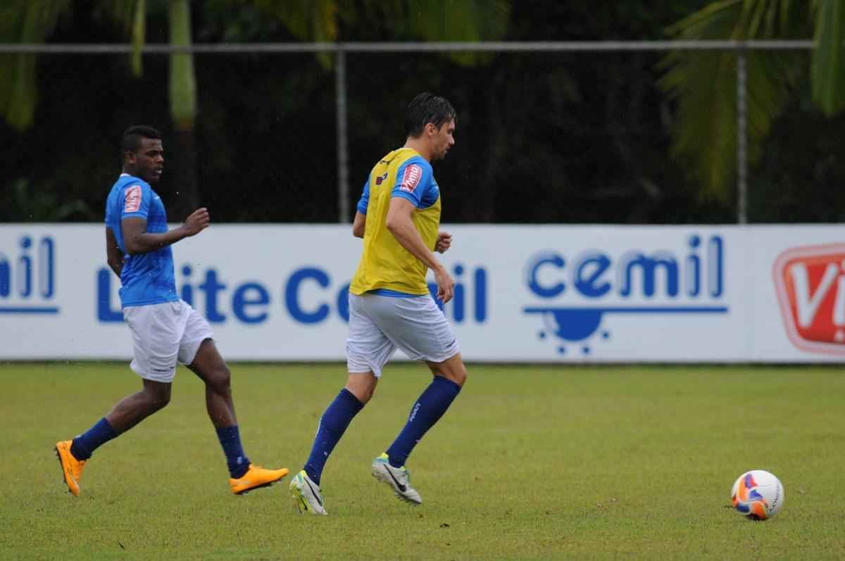 No treinamento desta quarta-feira, na Toca II, o time titular do Cruzeiro foi formado por Rafael, Fabiano, Leo, Paulo Andr e Mena; Henrique e Willian Farias; Marquinhos, De Arrascaeta e Willian; Leandro Damio